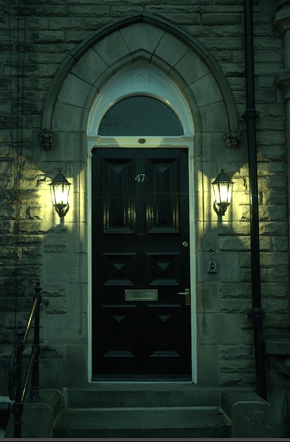 Освещение входной двери и крыльца при помощи настенных фонарей